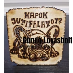 Egyedi kézműves fa hűtőmágnes kézi gravírozással kutyás