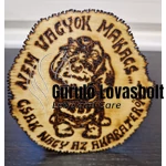 Egyedi kézműves fa hűtőmágnes kézi gravírozással kutyás